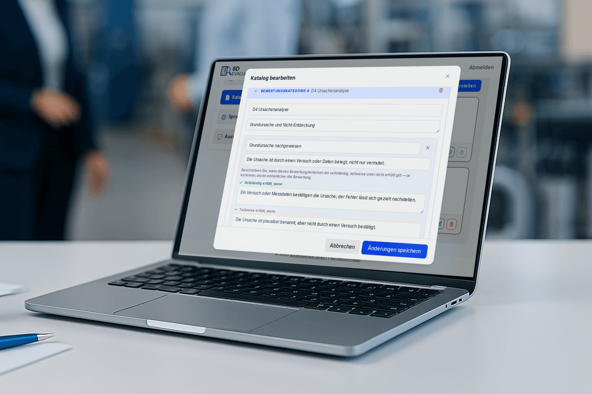 Laptop auf einem Schreibtisch zeigt den Katalog-Editor mit einem eigenen 8D-Bewertungskatalog – Symbol für individuell angelegte Bewertungskataloge in 8D Evaluation.